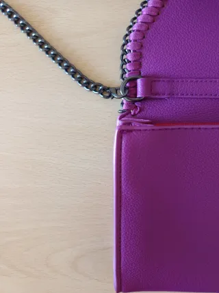 Borsa lilla con tracolla a catena