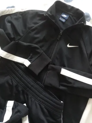 Chándal Nike Talla xs negro y blanco