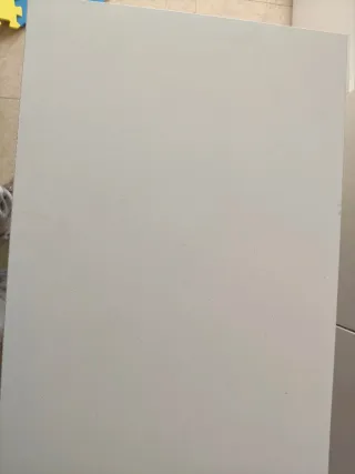 Escritorio blanco y madera con cajones