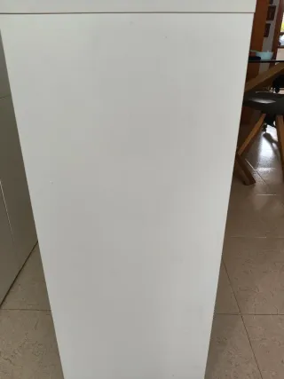 Escritorio blanco y madera con cajones