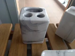 Conjunto baño color mármol gris y blanco