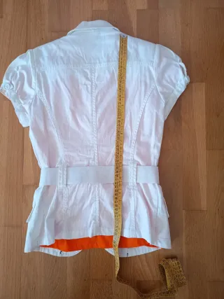 Conjunto Chaqueta Blanca y Camiseta Naranja