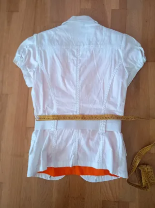 Conjunto Chaqueta Blanca y Camiseta Naranja
