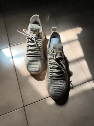 Zapatillas deportivas beige y grises