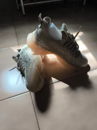 Zapatillas deportivas beige y grises