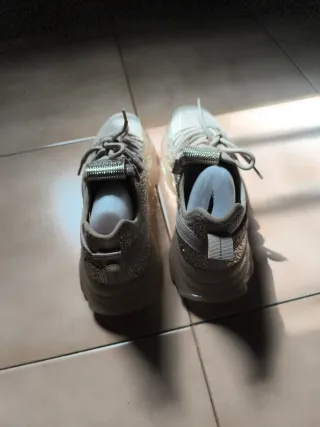 Zapatillas deportivas beige y grises