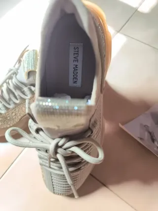 Zapatillas deportivas beige y grises