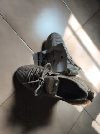 Zapatillas deportivas beige y grises