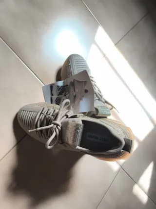 Zapatillas deportivas beige y grises