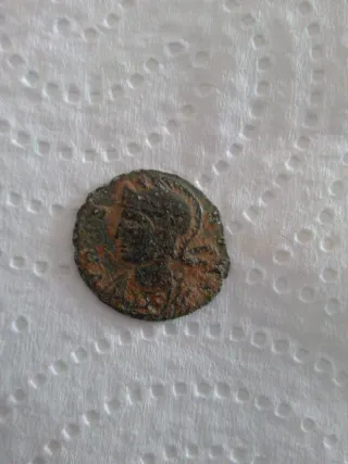 Moneda antigua con figura de animal
