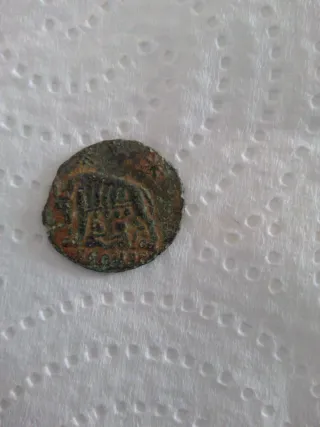 Moneda antigua con figura de animal