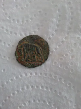 Moneda antigua con figura de animal