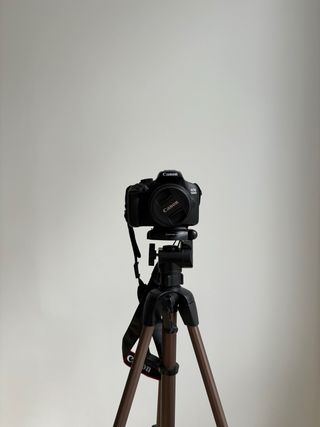 Canon EOS 1300D + Objetivo + Trípode