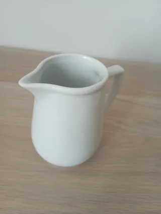 Lechera de cerámica blanca
