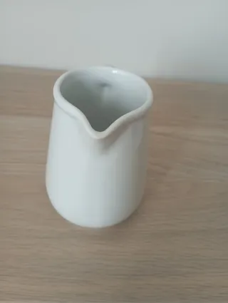 Lechera de cerámica blanca