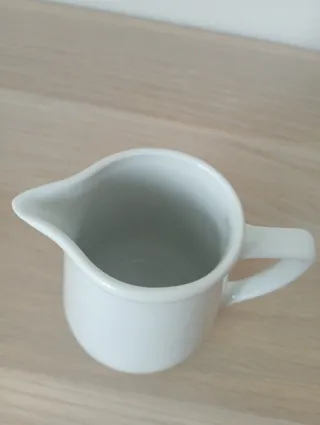 Lechera de cerámica blanca