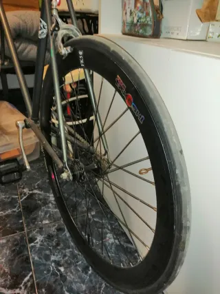 Bicicleta urbana gris