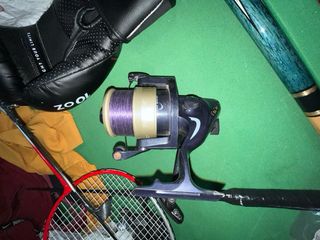 Carrete de pesca púrpura