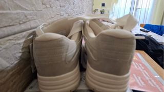 Scarpe da ginnastica bianche e beige