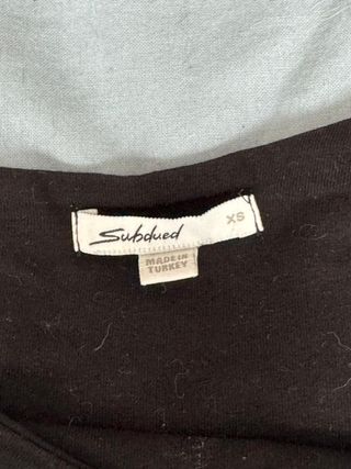 Top Subdued una manga con dragón negro Talla XS