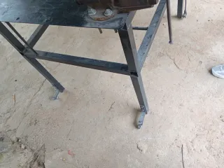 Banco de trabajo con morsa y amoladora