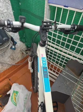 Bicicleta de montaña blanca y azul Rock rider 540