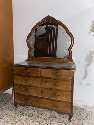 Cómoda antigua de madera con espejo