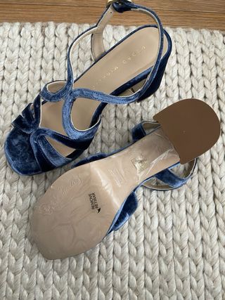 Sandalias de terciopelo azul para evento