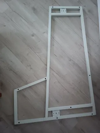 Estructura escritorio Ikea Bekant esquinero.