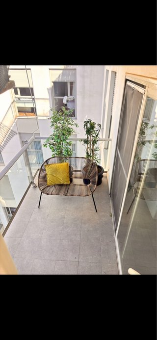 Banco jardín ratán y madera.