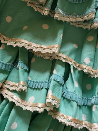 Traje de flamenca verde con lunares blancos