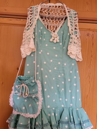 Traje de flamenca verde con lunares blancos
