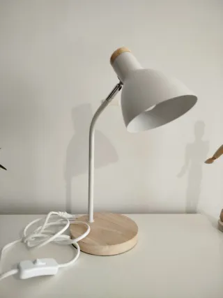 Flexo de escritorio blanco y madera