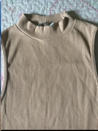 Top sin mangas Stradivarius beige