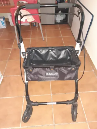 Andador 4 ruedas con cesta.