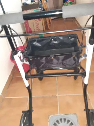 Andador 4 ruedas con cesta.