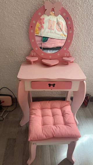 Tocador infantil rosa con espejo y corazones