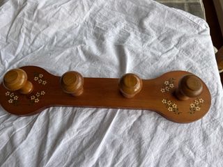 Perchero de madera decorado