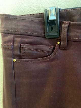 Pantalón encerado pitillo burdeos Massimo Dutti