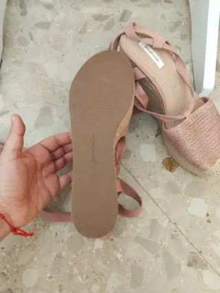Cuñas Stradivarius rosas y beige