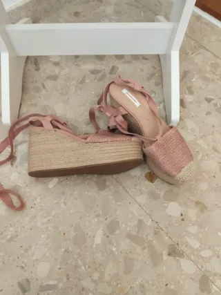 Cuñas Stradivarius rosas y beige