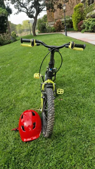 Bicicleta infantil B'TWIN 16 + casco