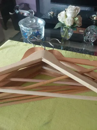 Perchas de madera, cada 7ud.5€