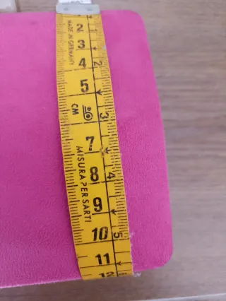 Bolso de mano fucsia con detalle
