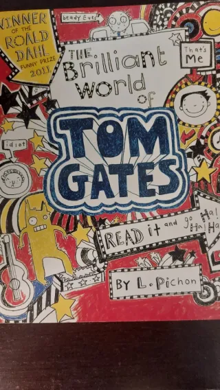 6 LIBROS TOM GATES. 4 EN INGLES 2 EN ESPAÑOL.