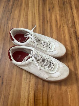 Zapatillas beige y rojas
