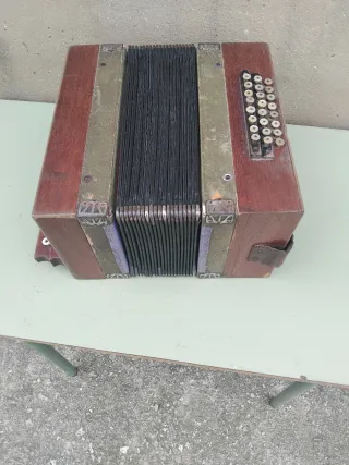 Antiguo acordeón de botones