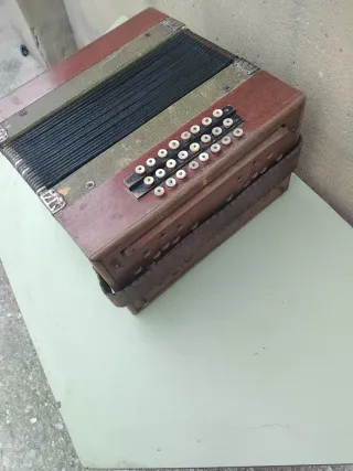 Antiguo acordeón de botones