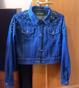 Cazadora vaquera con abalorios
