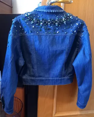 Cazadora vaquera con abalorios